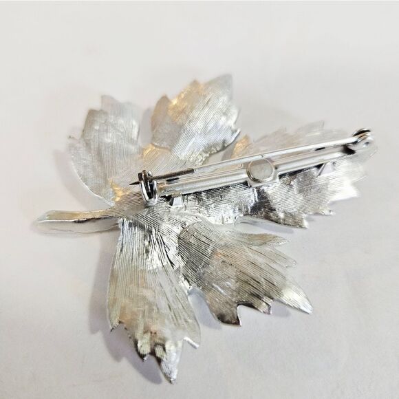 Vintage Textured Silver Tone Rhinestone Polished Sugar Maple Leaf Brooch Pin - Picture 6 of 7
